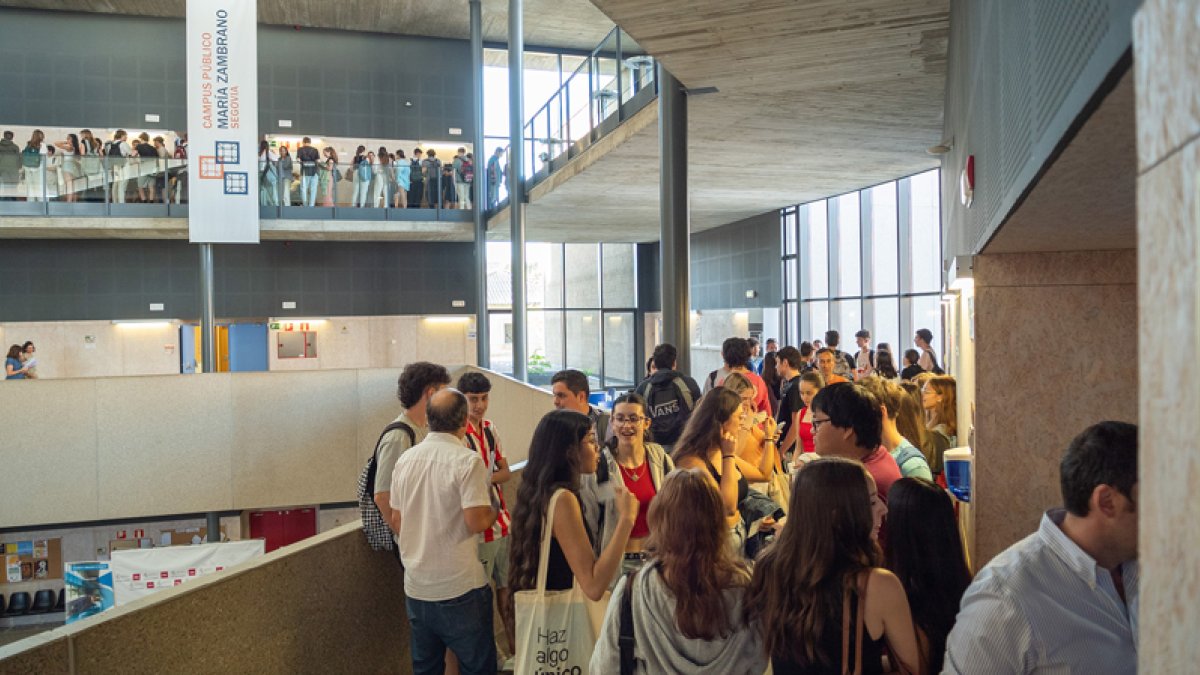 El Grado en Biotecnología cuenta con 45 plazas mientras que el Grado en Farmacia oferta 60 plazas. En la imagen, Campus María Zambrano (Segovia).