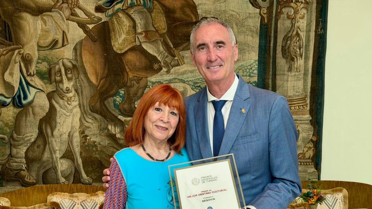 El alcalde, José Mazarías y la concejala de Turismo, May Escobar, recogen el premio nacional de turismo al mejor destino cultural otorgado a Segovia.
