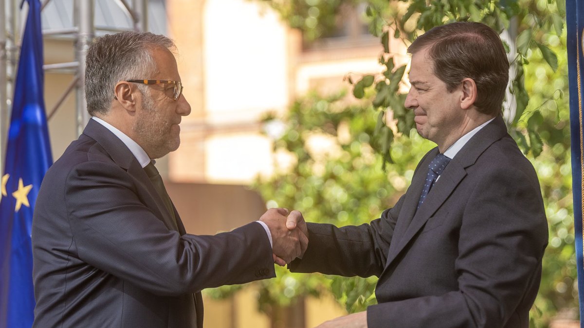 Carlos Pollán y Alfonso Fernández Mañueco se estrechan la mano en la toma de posesión del nuevo Gobierno de Castilla y León.