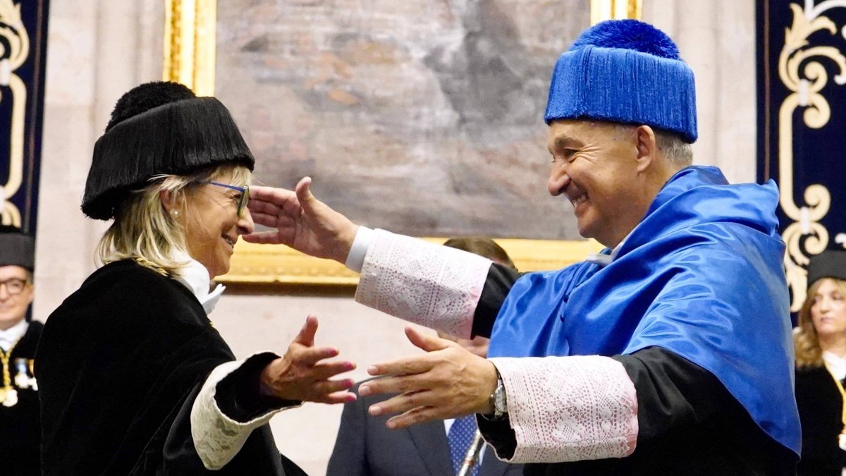 Pilar Garcés y Antonio Largo se dan un abrazo tras la entrega del bastón de mando de la Universidad de Valladolid.