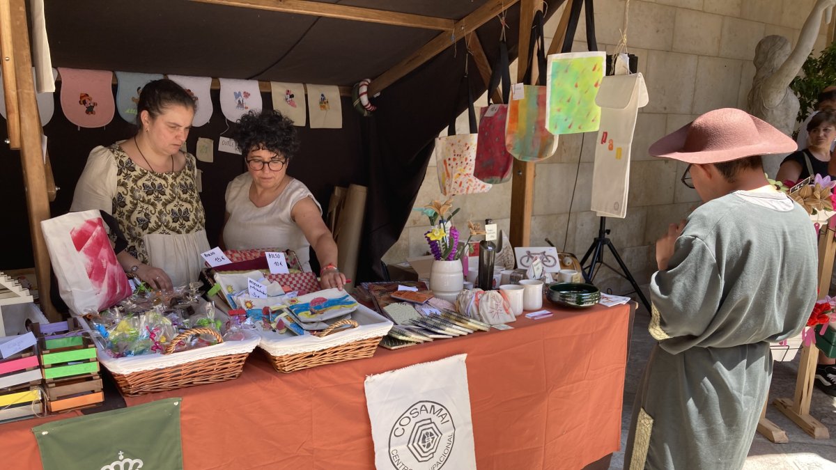 El presidente de la Diputación de León, Gerardo Álvarez Courel, encabeza la visita a la feria medieval de los centros asistenciales de la institución