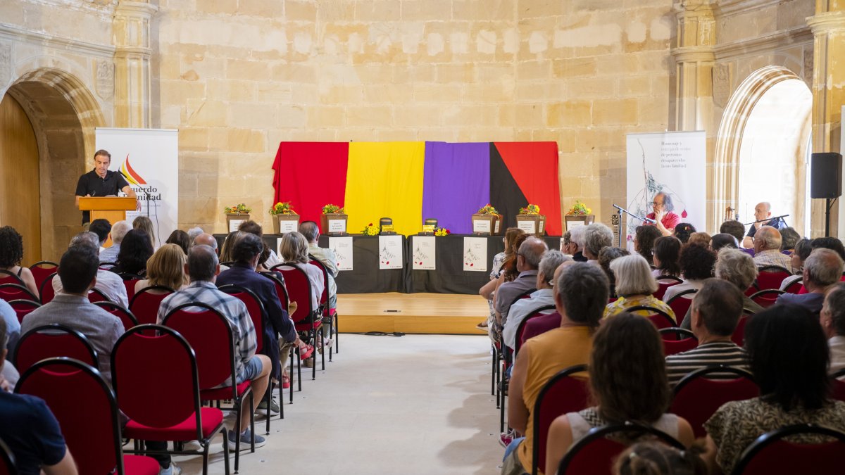 La Asociación Recuerdo y Dignidad realiza un acto homenaje y entrega los restos de los cuerpos a las víctimas de la Guerra Civil enterradas en el cementerio de Las Casas.