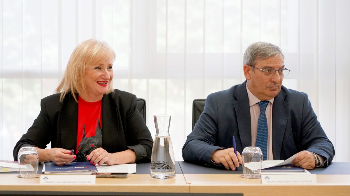 Leticia García y José Luis Sanz Merino, en la última reunión de la junta de portavoces de las Cortes.