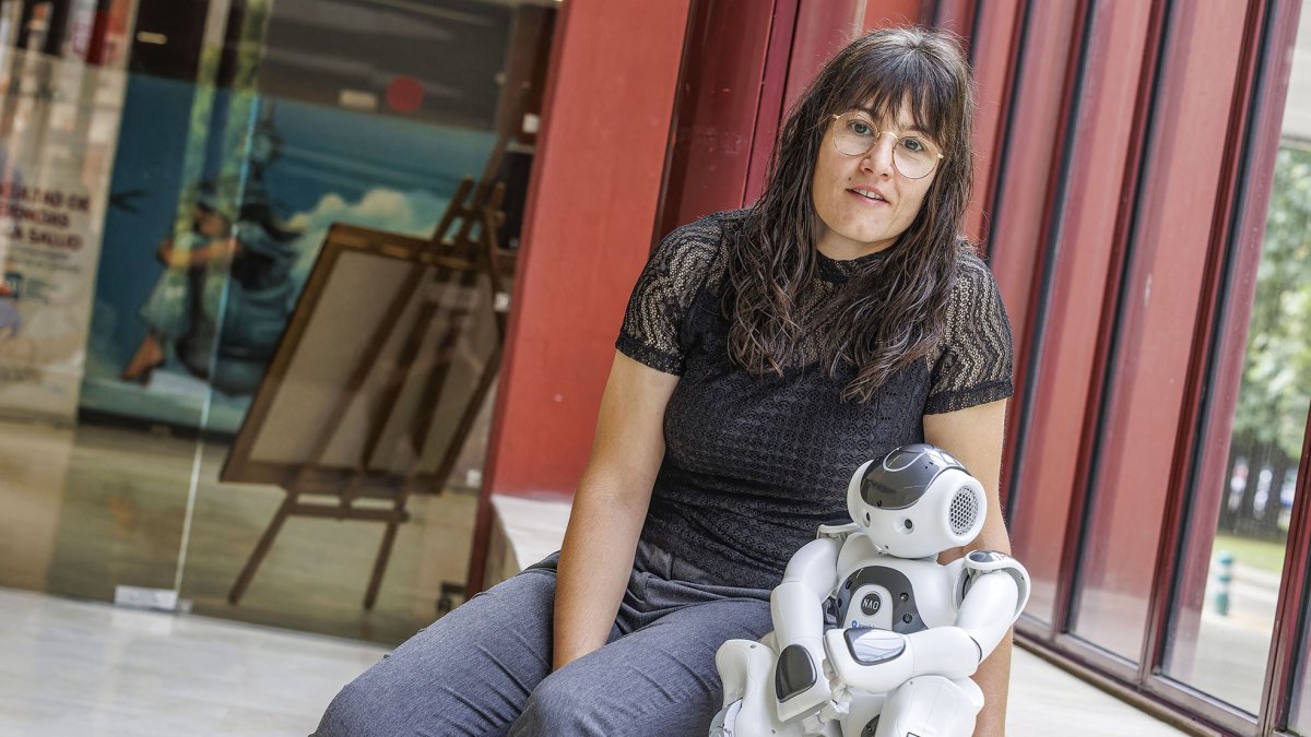 Olalla Sáiz Vázquez, profesora de la Universidad de Burgos, junto al robor MATEO.