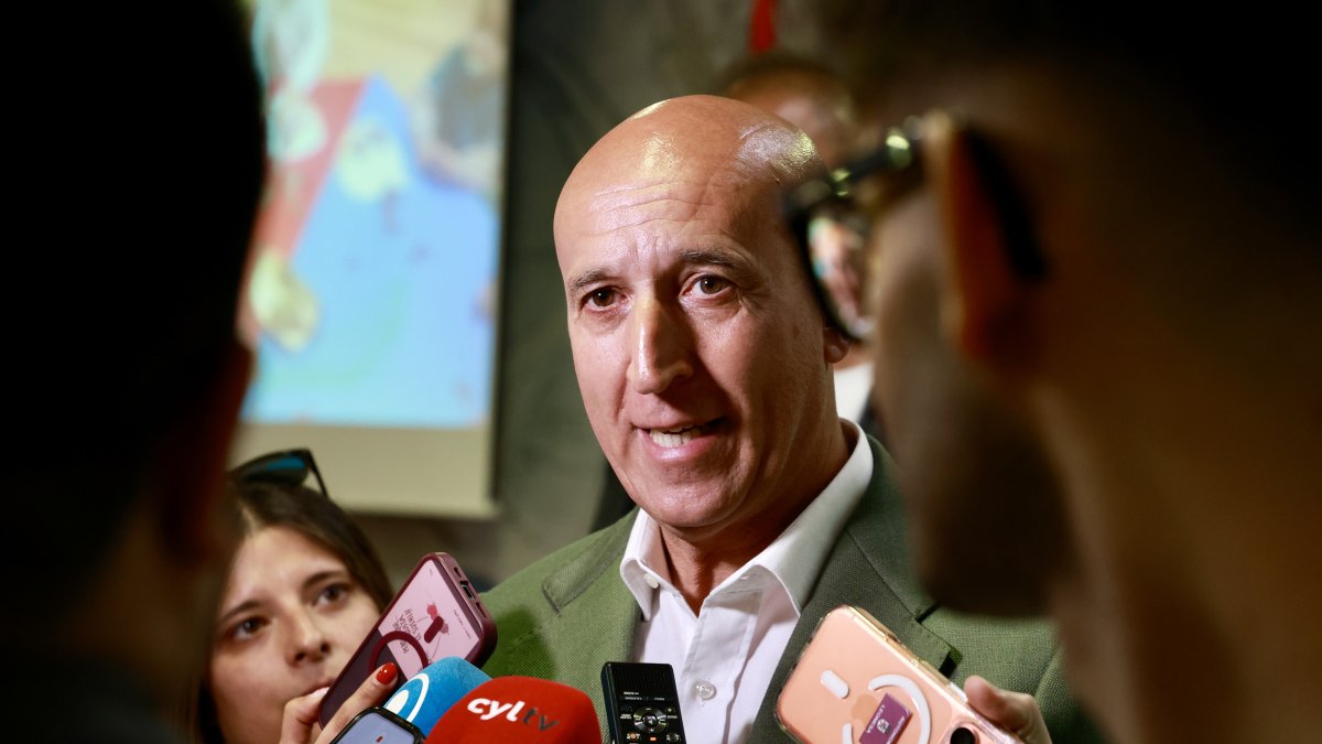 La Fundación Secretariado Gitano de León organiza un Encuentro Educativo en Abierto, al que asiste el alcalde de León, José Antonio Diez