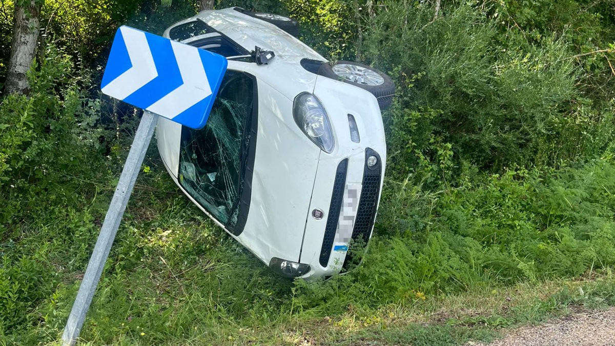 El accidente, registrado en la carretera PP-2251, movilizó a la Guardia Civil, Bomberos de la Diputación de Palencia y una UME de Sacyl para rescatar y atender a la ocupante