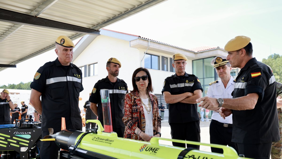 La ministra de Defensa, Margarita Robles, visita el Quinto Batallón de Intervención en Emergencias y la Unidad de Drones de la Unidad Militar de Emergencias