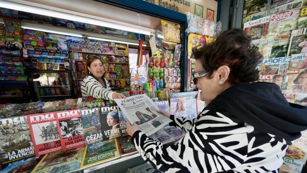 Una mujer compra un ejemplar de EL MUNDO DE CASTILLA Y LEÓN.