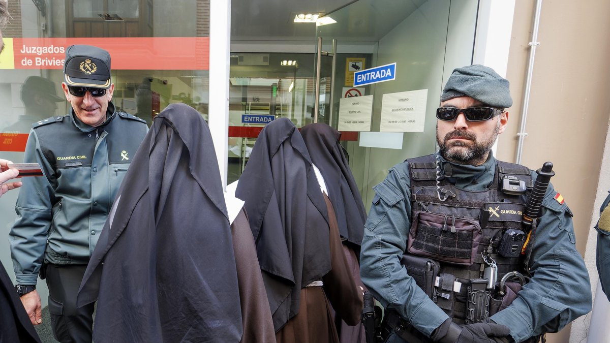 Las exclarisas rebeldes de Belorado entran en el Juzgado de Briviesca para prestar declaración.