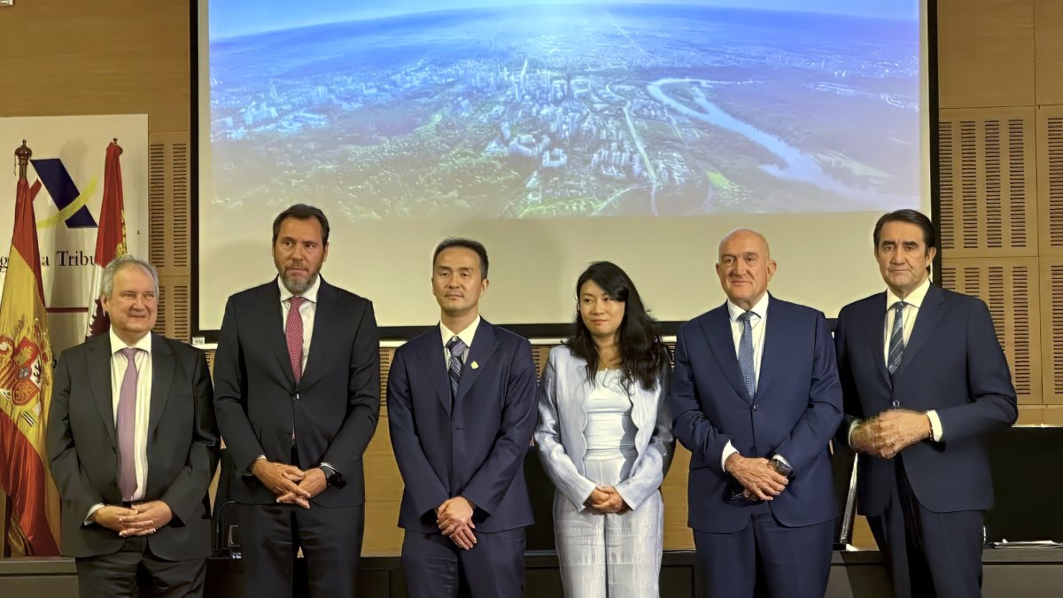 Jordi Hereu, Óscar Puente, Fu Zhou, You Lu, Jesús Julio Carnero y Juan Carlos Suárez Quiñones