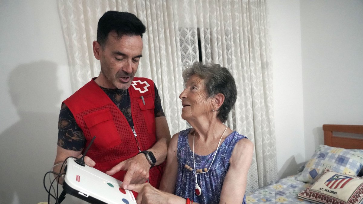 Felipe Coomonte, técnico en teleasistencia de Cruz Roja, visita a Nila Valdueza en Pobladura del Valle (Zamora).