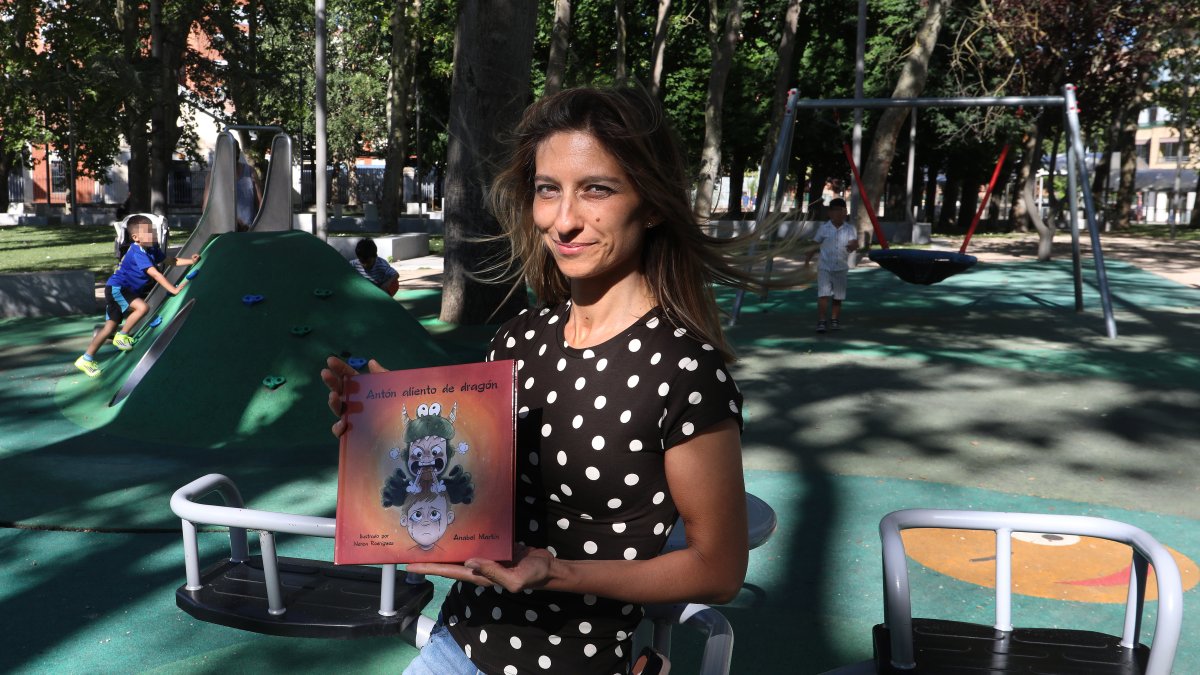 La psicóloga Anabel Martín autora del libro infantil 'Antón aliento de dragón'.
