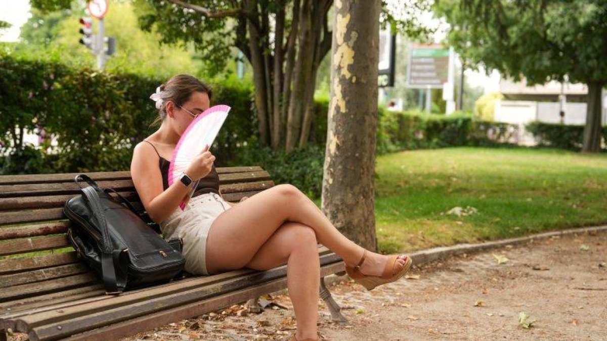 Una mujer se refugia de la ola de calor