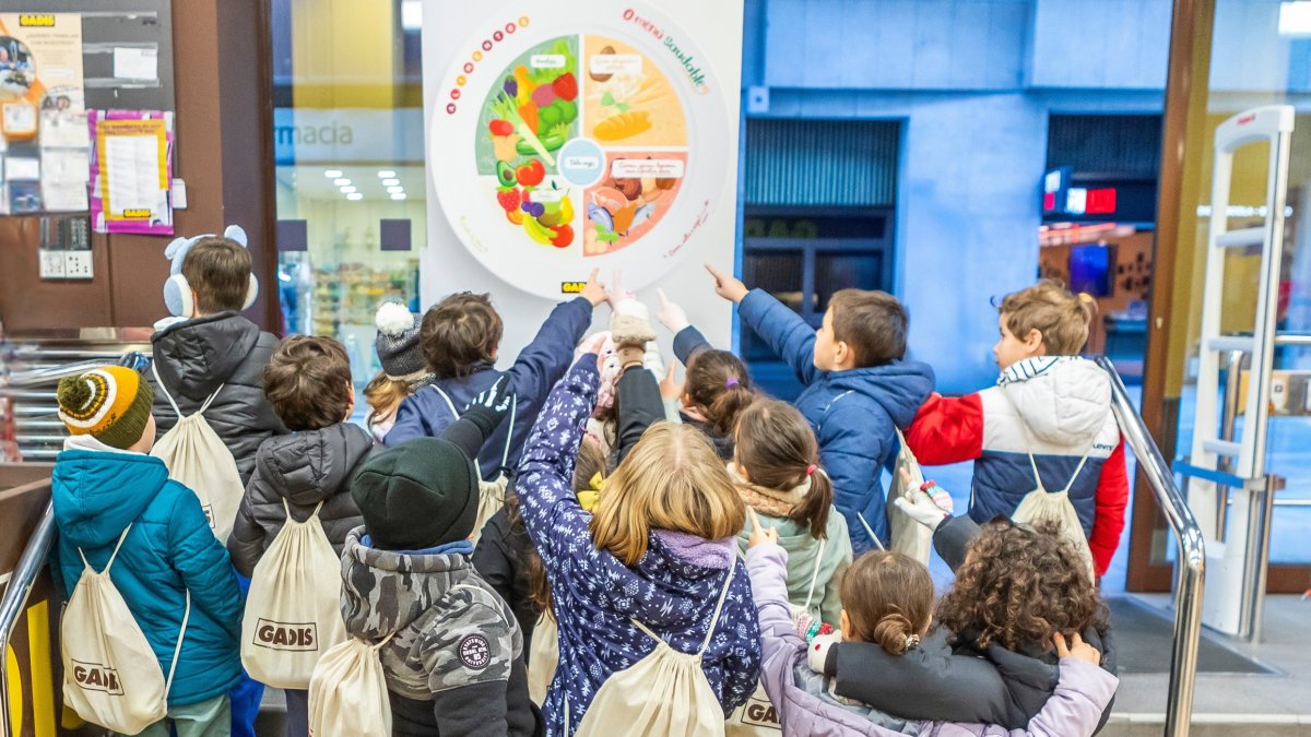 Jóvenes escolares siendo partícipes de 'Alimentes'.