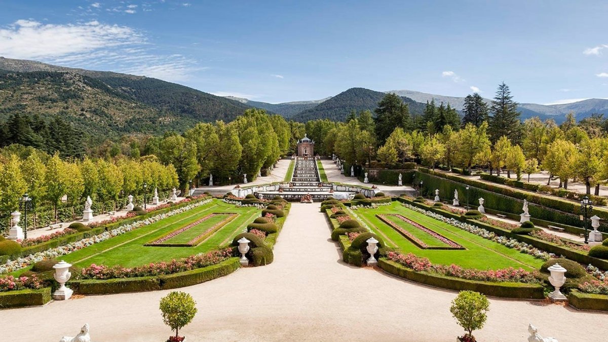 La restaurada Fuente de la Cascada de La Granja