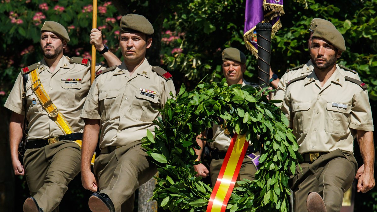 Desfile militar en Ciudad Rodrigo (Salamanca) en homenaje a los caídos en la Guerra de la Independencia - Ical
