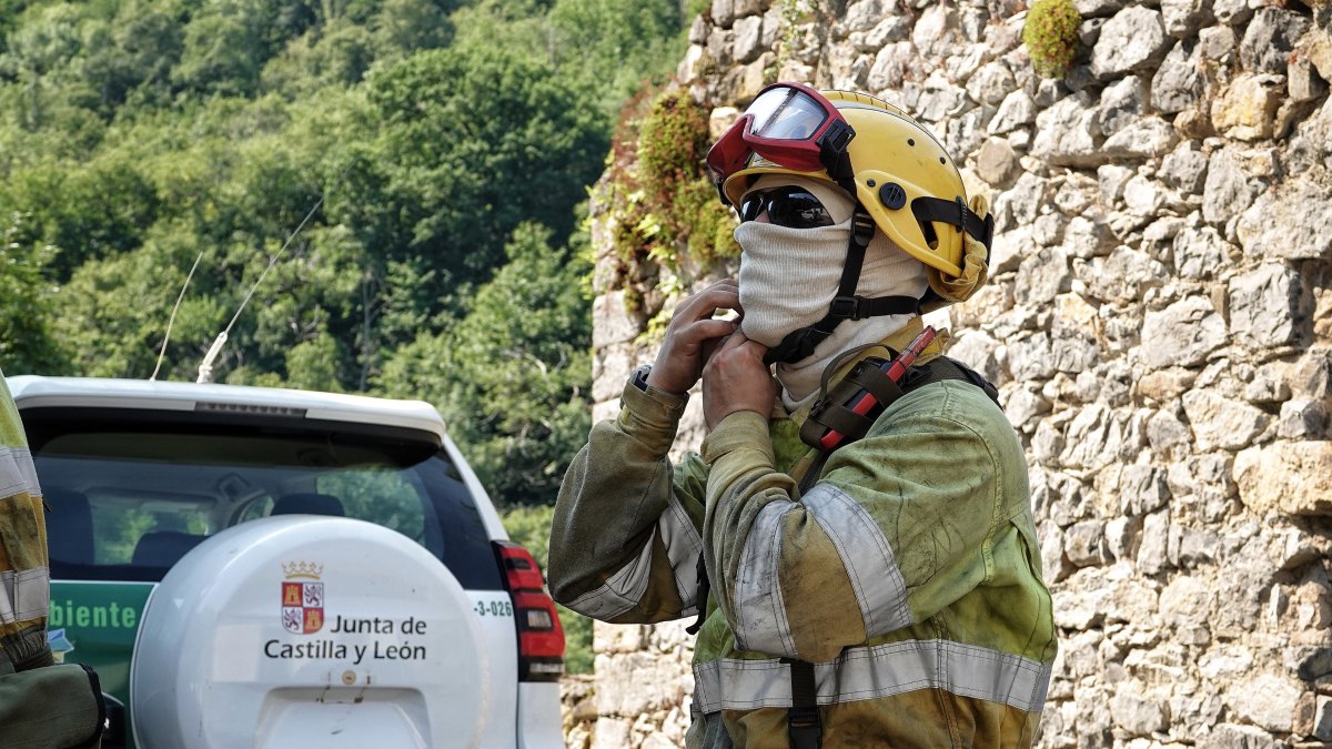 Un bombero se prepara para extinguir el incendio forestal, a 6 de julio de 2026, en Ribota de Sajambre, León, Castilla y León (España).