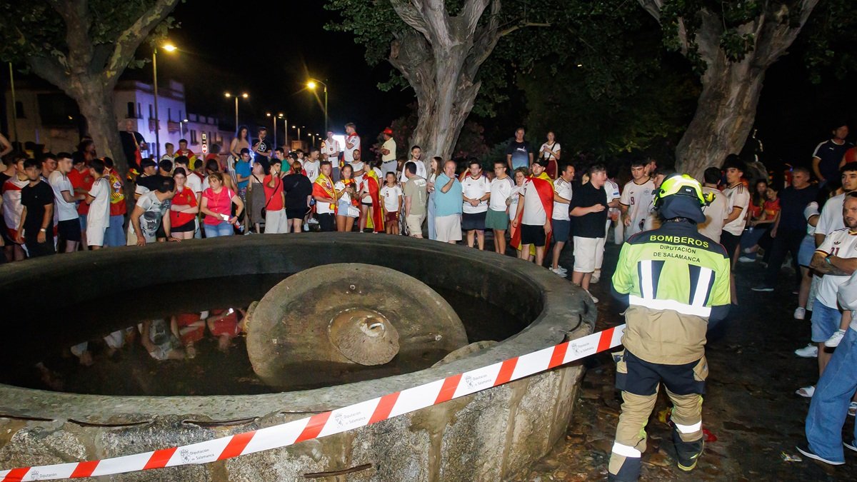 Bombero acordona la fuente donde ocurrió la tragedia.