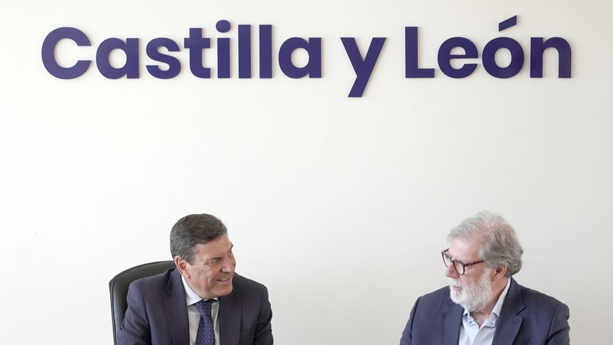 El portavoz de la Junta, Carlos Fernández Carriedo, y el presidente de CEOECyL, Santiago Aparicio