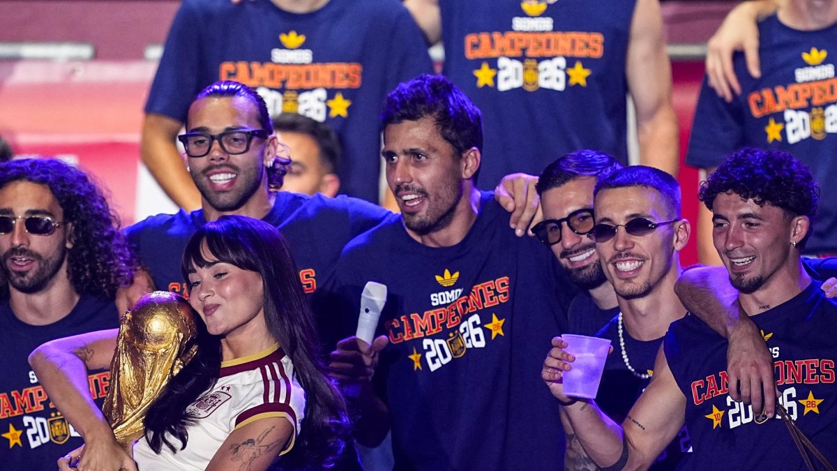 La cantante Aitana posa con la Copa del Mundo junto a los jugadores de la Selección Española