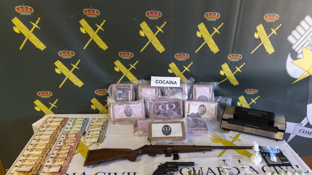 Dinero, armas y droga intervenidas en la 'Operación Randall'.