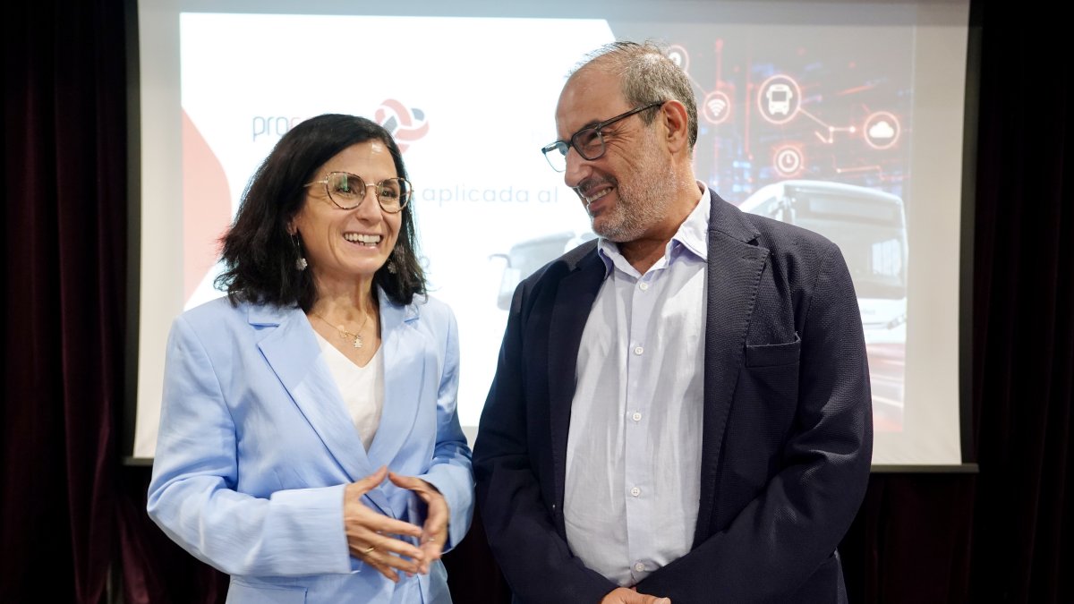 La consejera de Movilidad, Transformación Digital e Inteligencia Artificial, Cristina Sanchidrián y el presidente de Fecylbus Fernando Garcia en la Clausura de la Asamblea General de Fecylbus