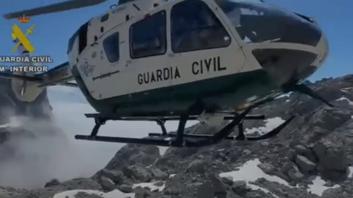 Helicóptero de rescate de la Guardia Civil en una imagen de archivo.