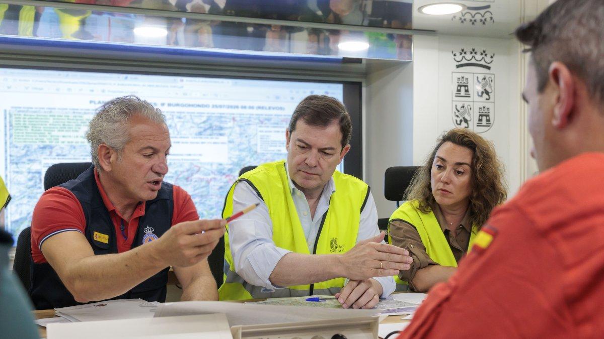 Sen, Mañueco y González Corral en el incendio de Burgohondo en Ávila en una imagen reciente.