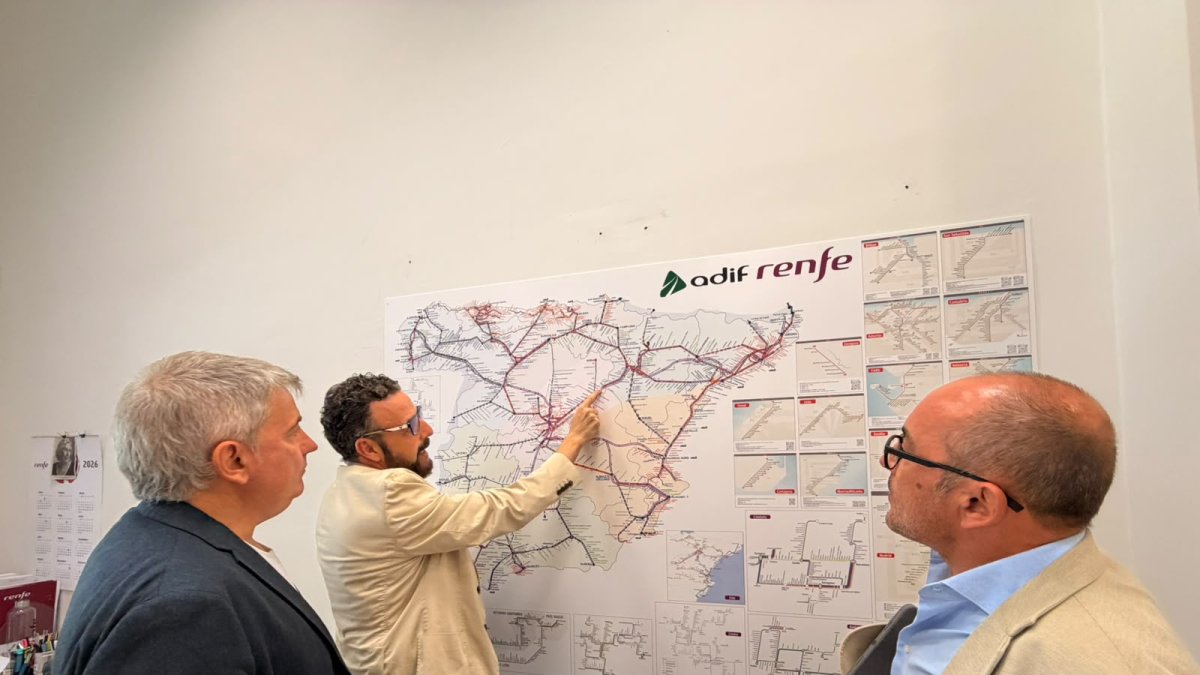 Reunión entre el alcalde de Soria, Javier Antón, y el director general de Renfe, Sergio Bueno.