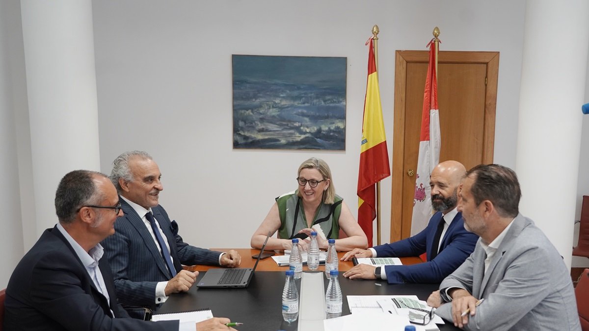 La vicepresidenta segunda, Isabel Blanco, se reúne con el presidente de Reolum, Fernando Muñoz, para trabajar en proyectos de vivienda y lucha contra la despoblación.