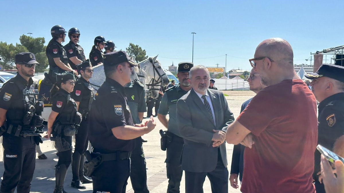 El subdelegado del Gobierno en Burgos (centro) y el director del festival (de rojo), hoy en Aranda de Duero.