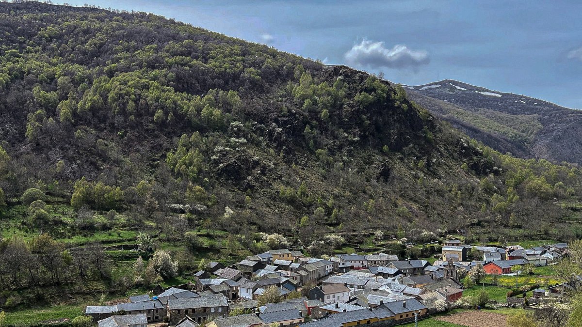 Varios vecinos de la localidad leonesa de Fasgar muestran su apoyo a la comunidad 'Rainbow Family', cuyos miembros pernoctan en un refugio propiedad de la Junta Vecinal