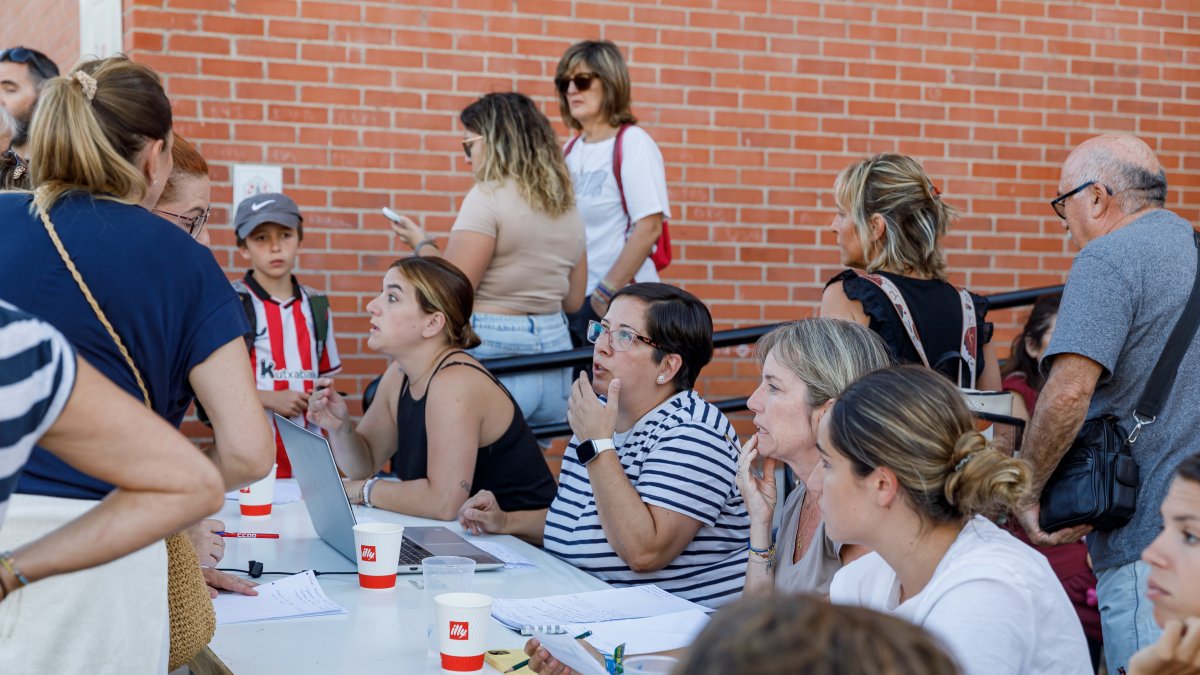 Personas desalojadas por el incendio de Navas de San Antonio en el pabellón El Espinar.
