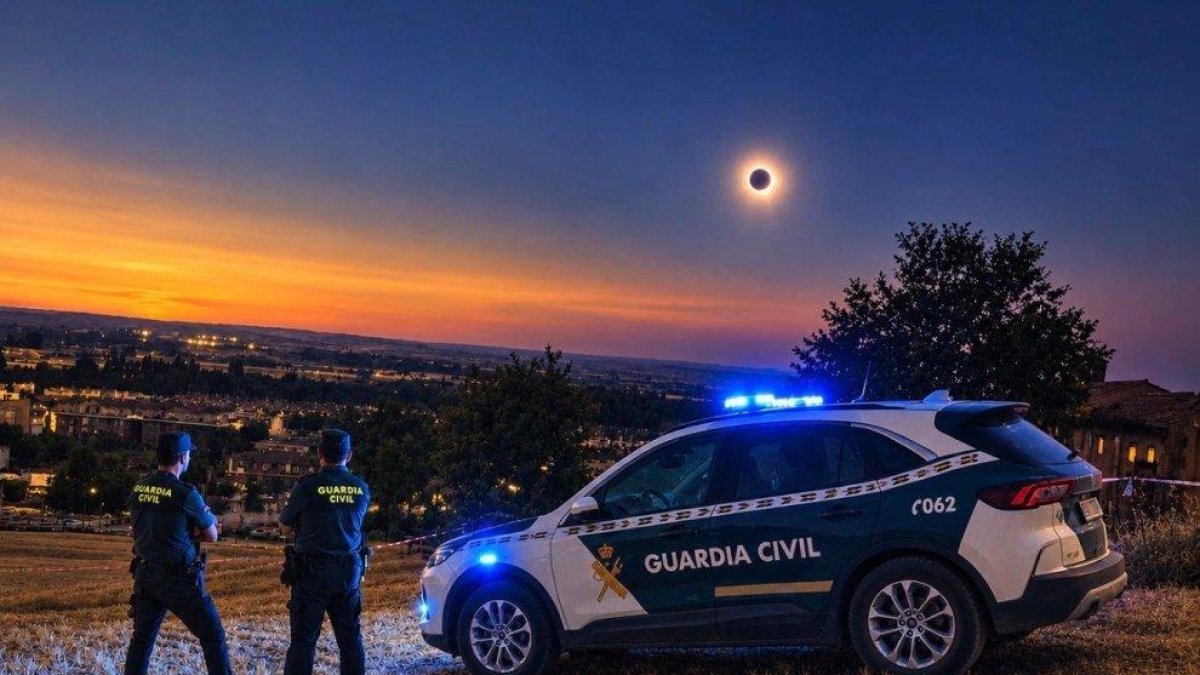 Dos agentes visualizan el eclipse desde Cabezón del Pisuerga