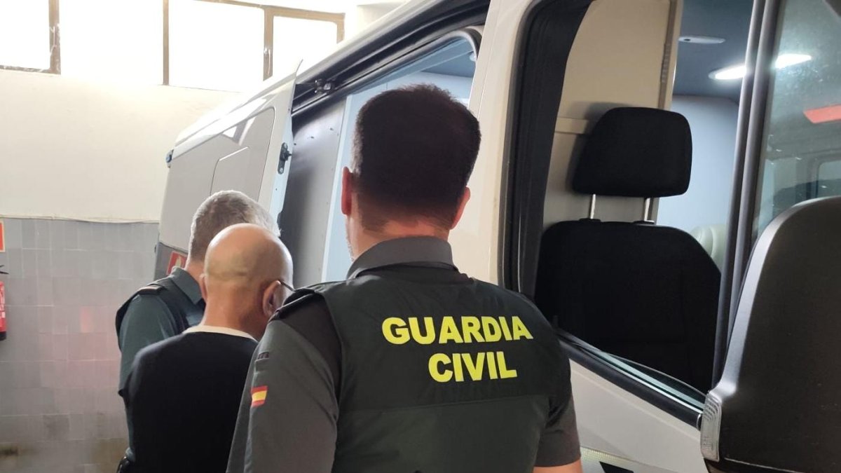 Momento de la detención del hombre que intentó quemar viva a su expareja.