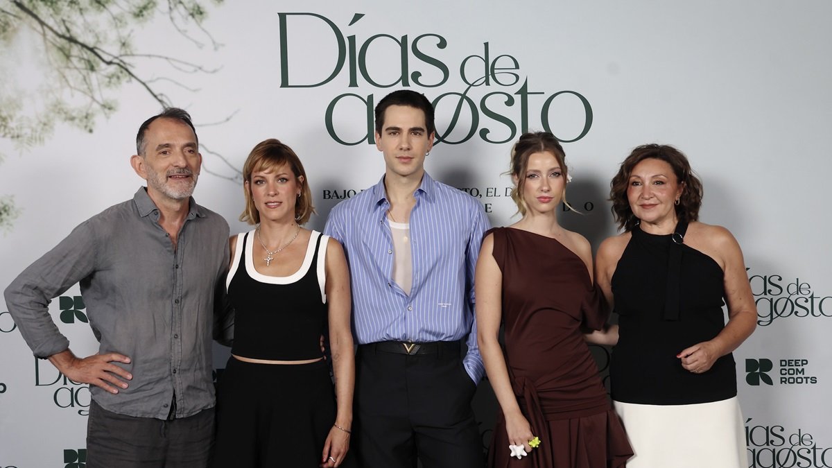 El director, Chema de la Peña, la actriz Maggie Civantos, el actor Paul Simon , la actriz Berta Galo y la productora Lydia Palencia, en la presentación de la película 'Días de Agosto'.