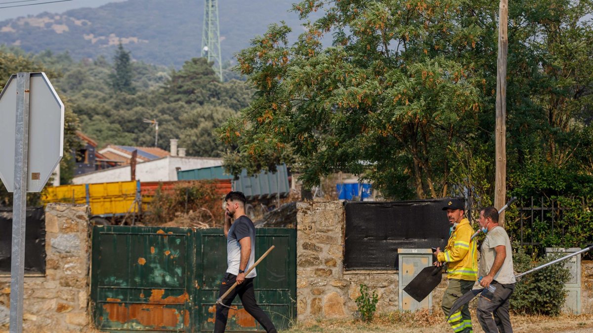 Trabajos de extinción del incendio de Revenga.
