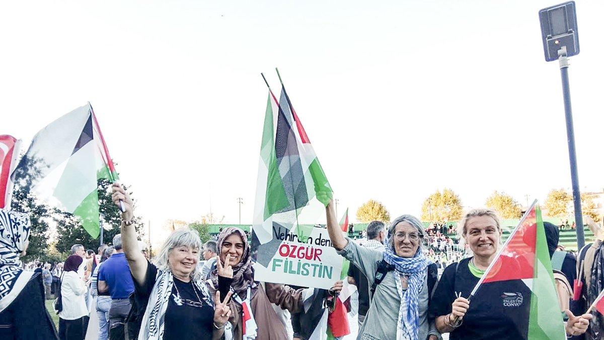 Carmen Valverde en Turquía con otros activistas de la caravana a Palestina.HDS