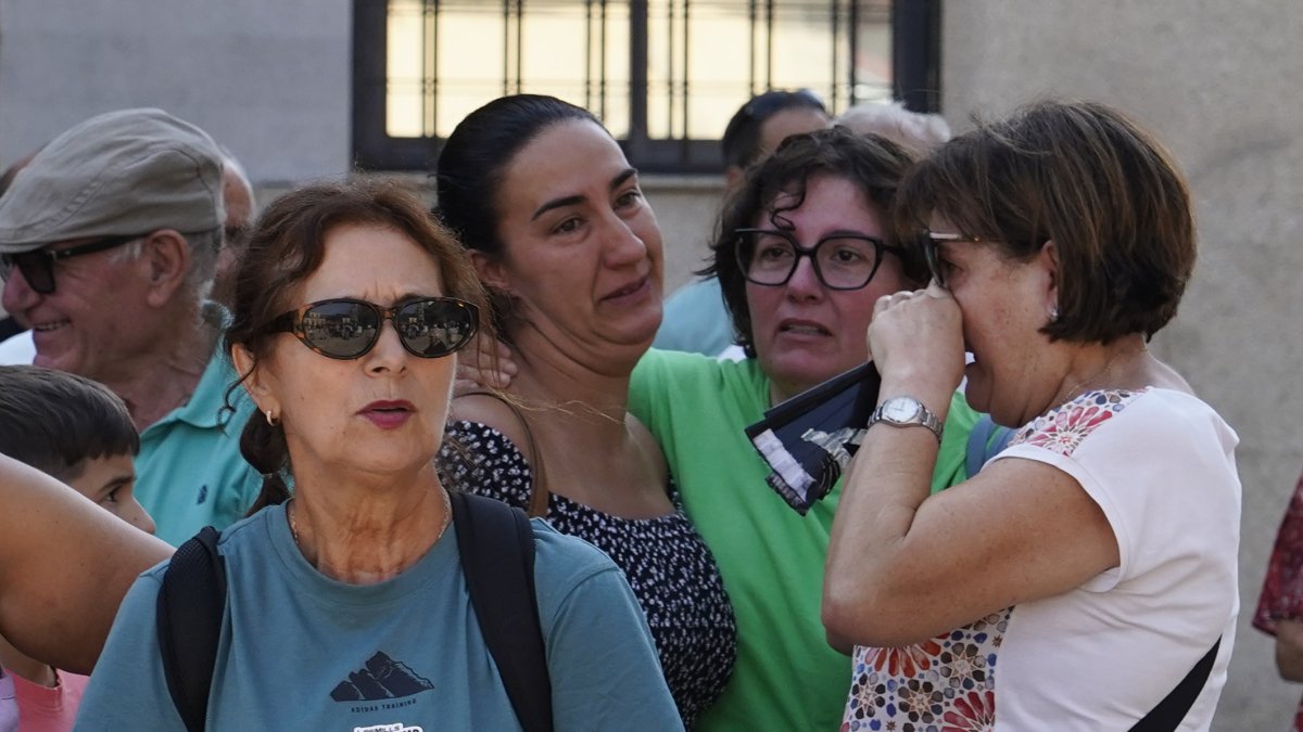 Familiares y amigos de las víctimas, en el minuto de silencio celebrado en Ponferrada tras la riada mortal de este sábado en Manzanedo.
