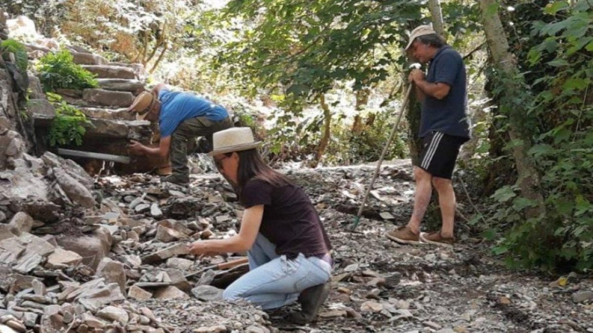Vecinos de Carracedo de Compludo trabajan en la retirada de piedras.