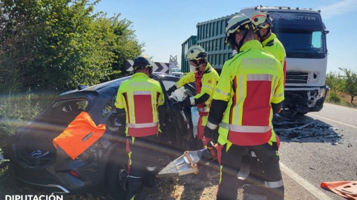 Los servicios de emergencia en el accidente de Bulbuente de este lunes que dejó cuatro fallecidos y un herido grave