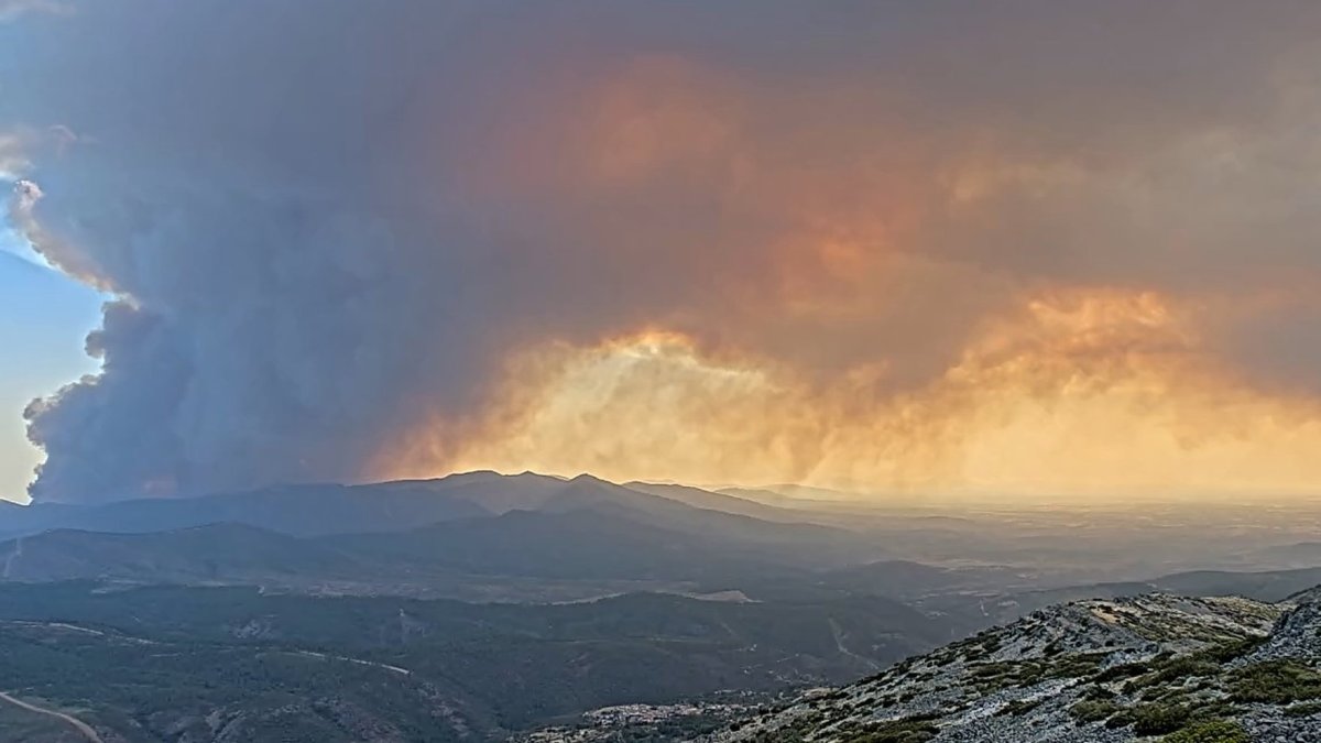 Medios del Infocal actúan en el incendio de Pinofranqueado (Cáceres), a unos tres kilómetros de Salamanca.