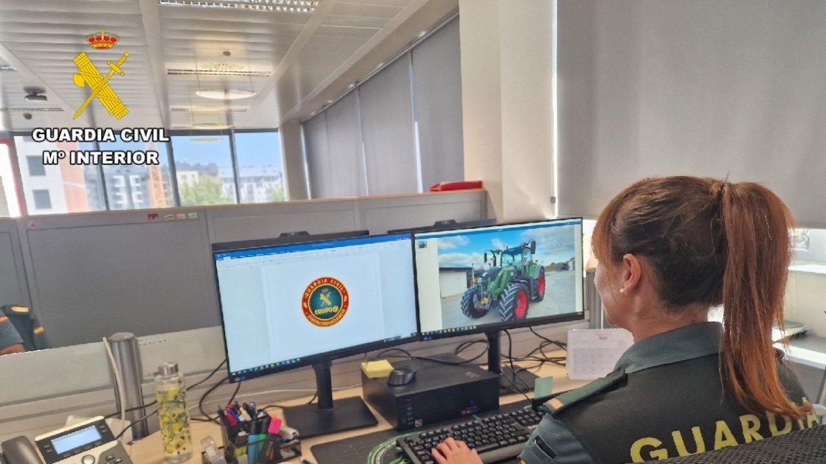 Agente de la Guardia Civil viendo el tractor de la estafa.