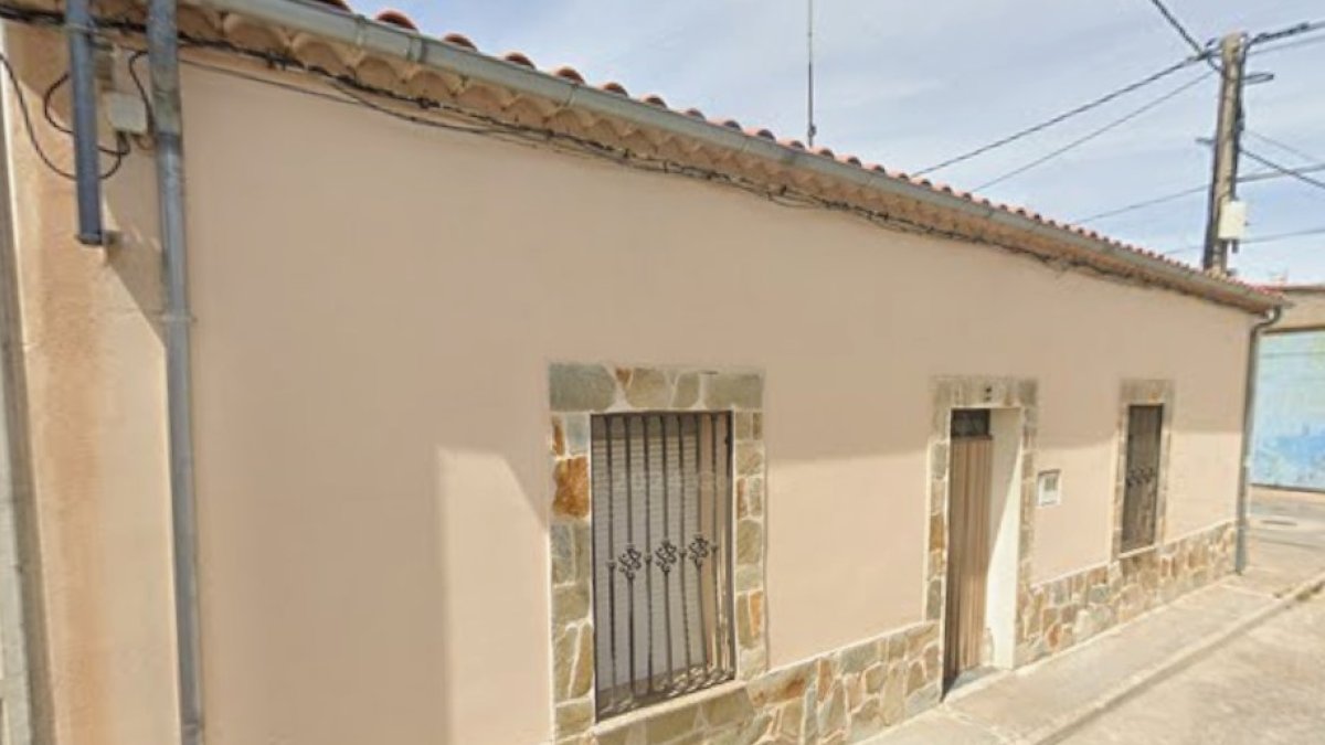 Fachada de la casa en la que entraron los 'okupas' en Gacihernandez, Salamanca.