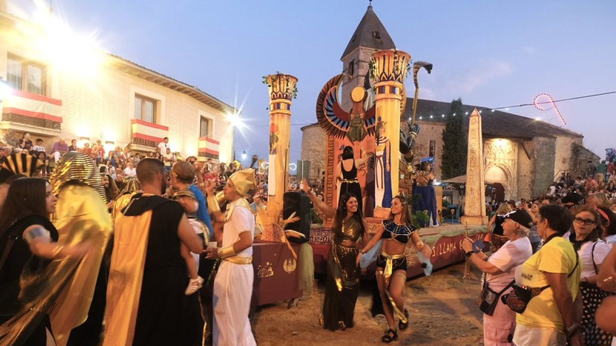 Momento del desfile de carrozas de Fuentepelayo (Segovia).