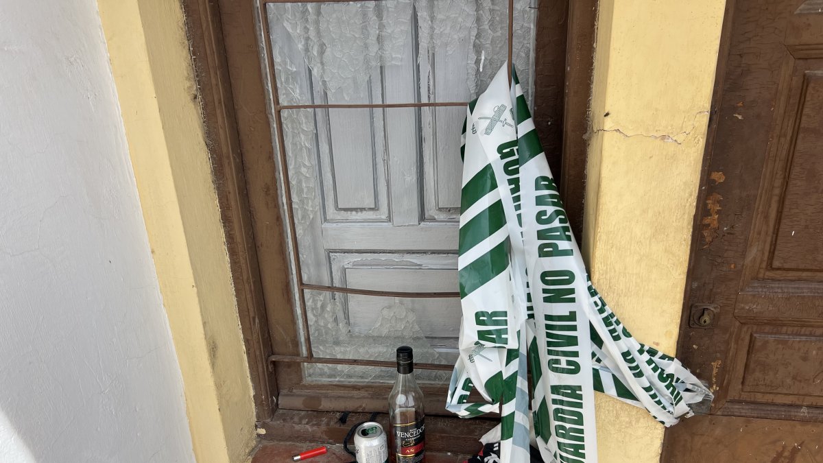 Lugar en el que aparecían los fallecidos, a la puerta de la casa de uno de ellos en la calle Santa Teresa de Veguellina de Órbigo (León).