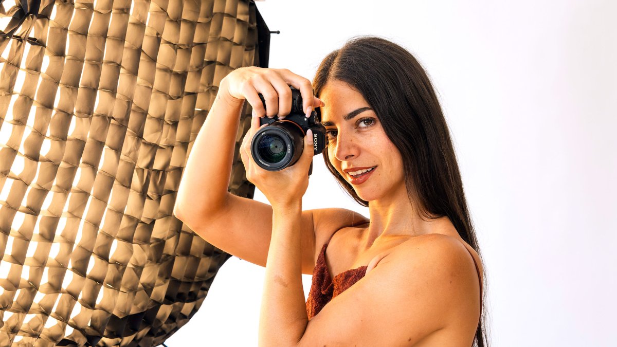 Anaís Pérez posa con una cámara en su estudio de la capital burgalesa