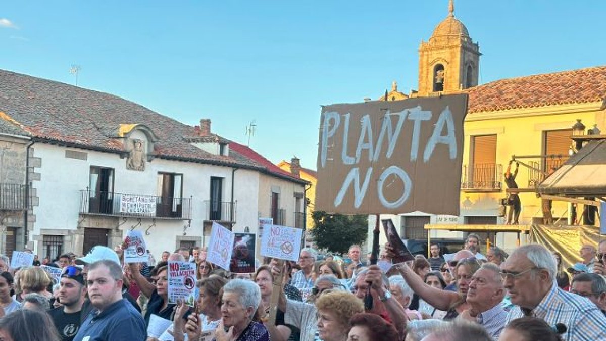 Cerca de 350 personas se concentran en Villacastín contra la planta de biometano