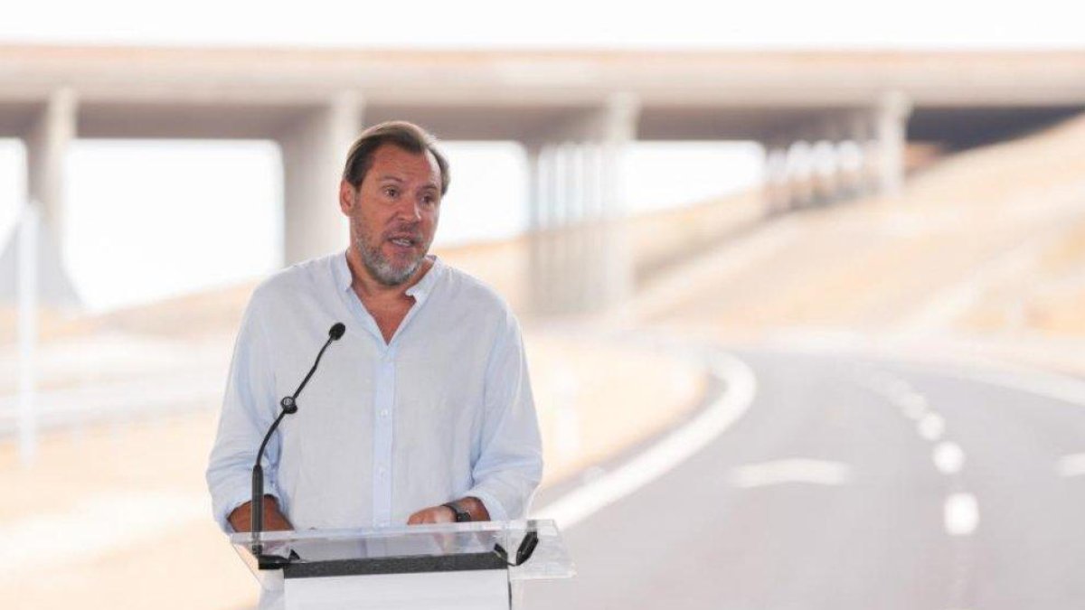 El ministro de Transportes y Movilidad Sostenible, Óscar Puente, en la inauguración de dos tramos de la A-11.