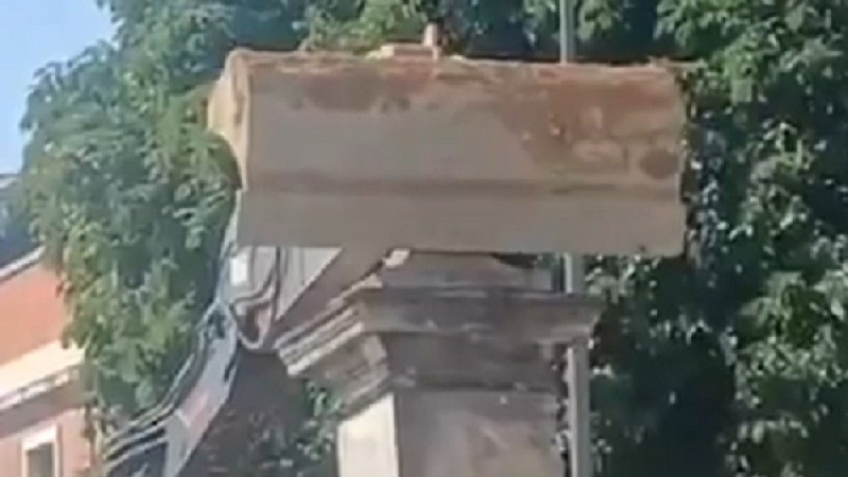 LA MÁQUINA DERRIBA EL MURO DE LA ESTACIÓN